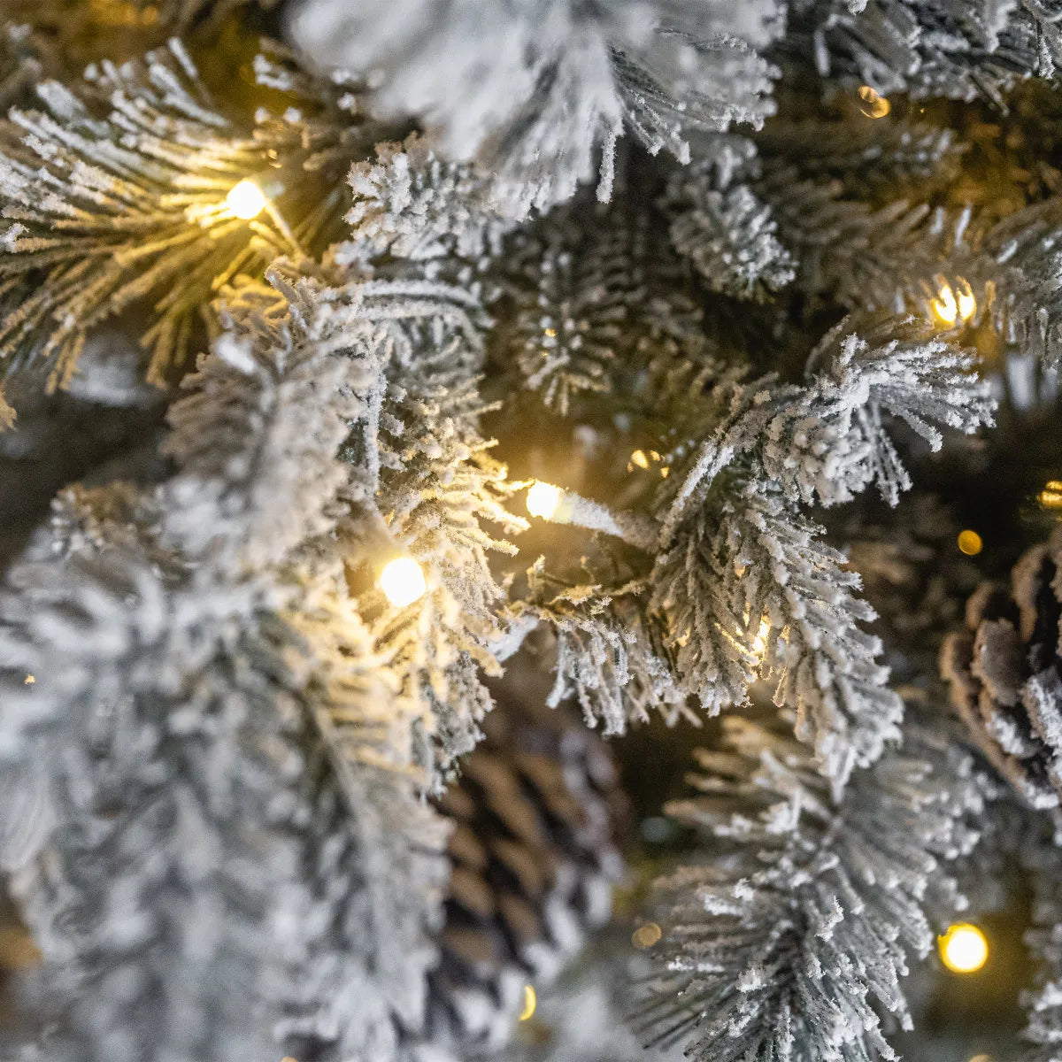 SNOWY WINTERFOLD – Artificial Christmas Tree Size 7.5 H’